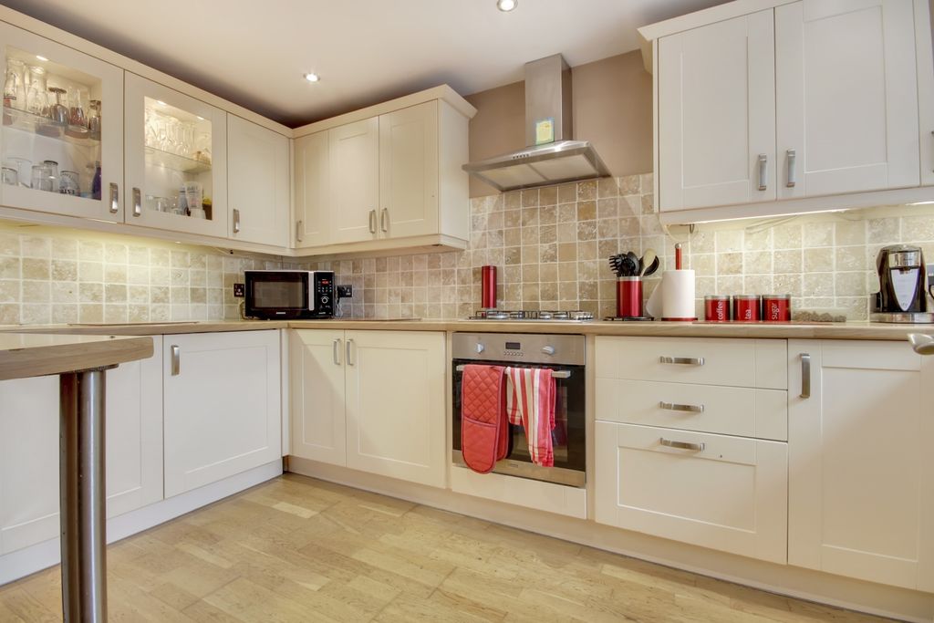 Property photo 3 of 17 Kitchen