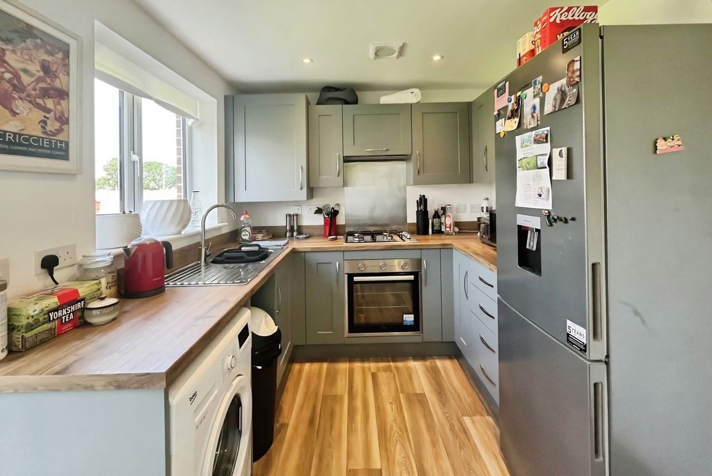 Property photo 3 of 12 Kitchen