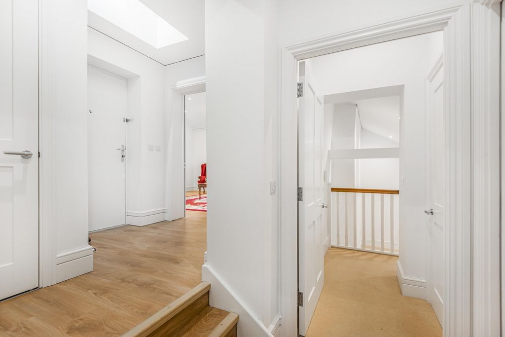 Property photo 3 of 10 Entrance Hall