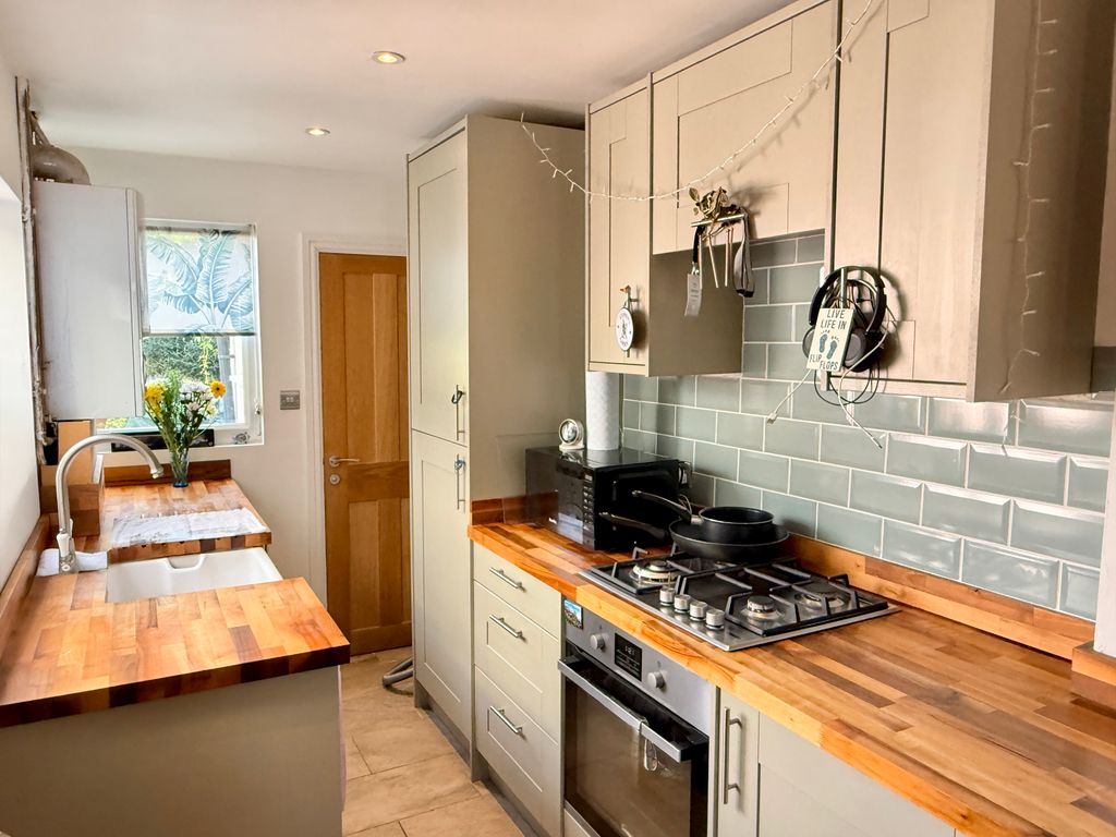 Property photo 3 of 19 Kitchen
