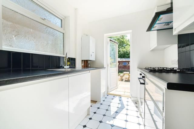 Property photo 2 of 10 Kitchen