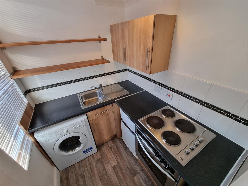 Property photo 2 of 7 Flat 3 8 Kingsmead Kitchen.Jpg