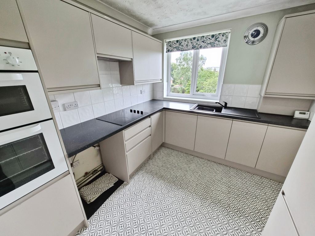 Property photo 3 of 11 Kitchen