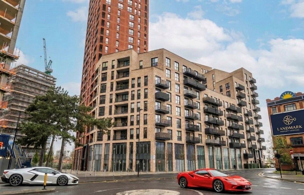 Property photo 1 of 18 Penthouse 3 Beds, Ashwell House, Southall Ub2 4Wh