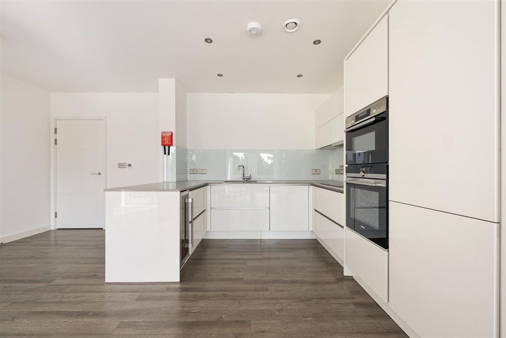 Property photo 3 of 42 Park View Mansions, E20