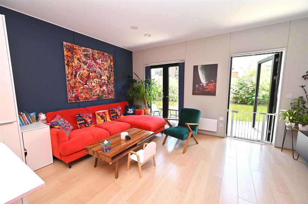 Property photo 3 of 17 Sitting Area.Jpg