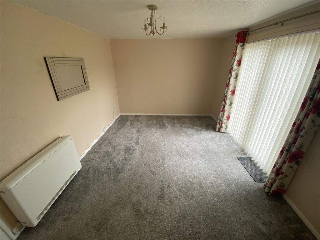 Property photo 3 of 11 Lounge