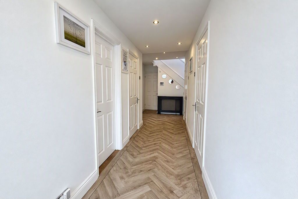 Property photo 2 of 22 Entrance Hall