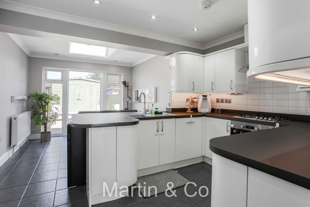 Property photo 1 of 13 1488580129 - 90 Arlington Drive, Sm5 - 17