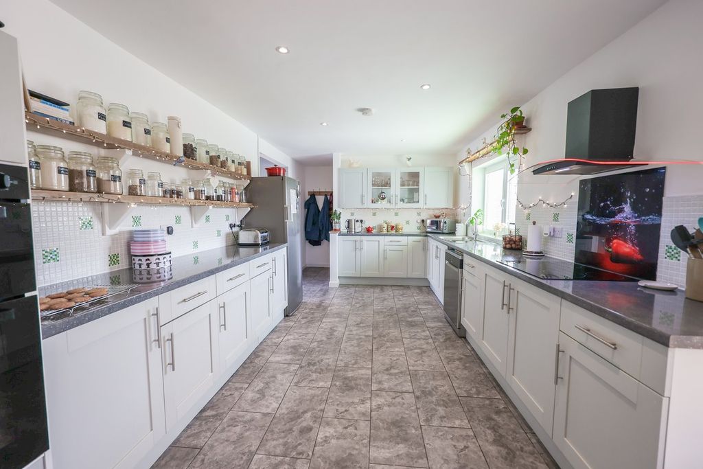 Property photo 3 of 25