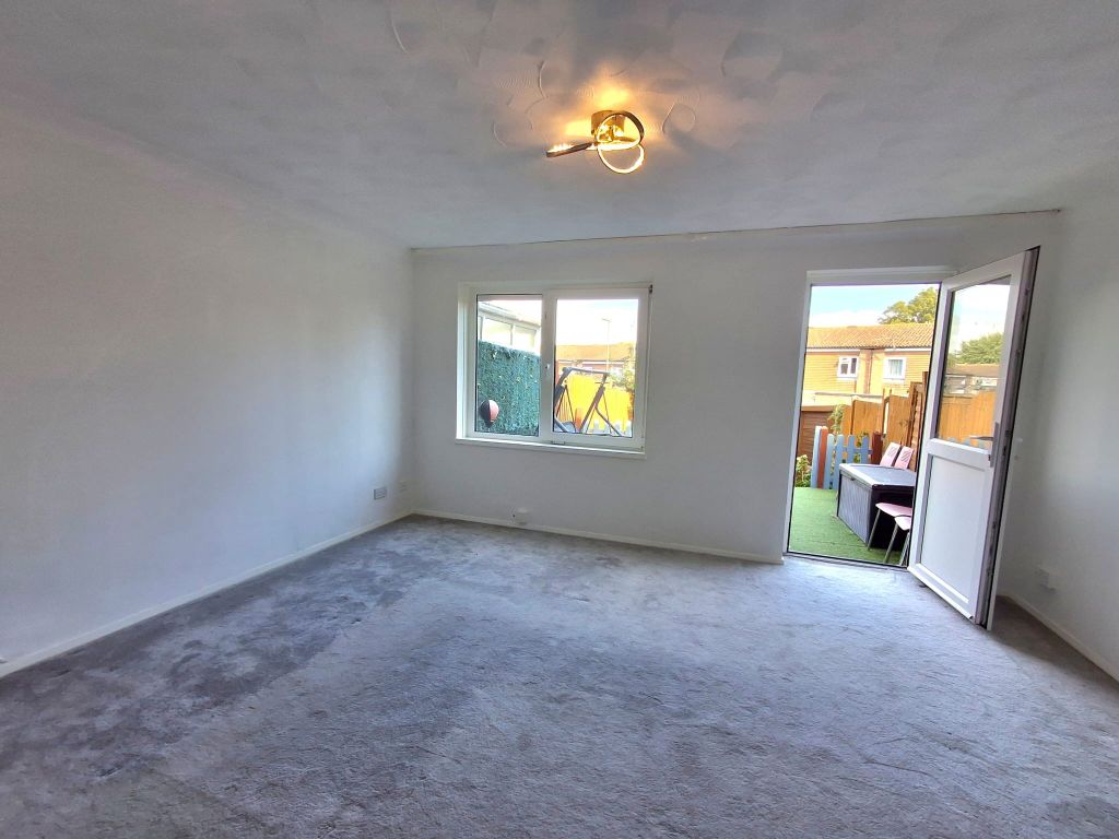 Property photo 3 of 8 Lounge
