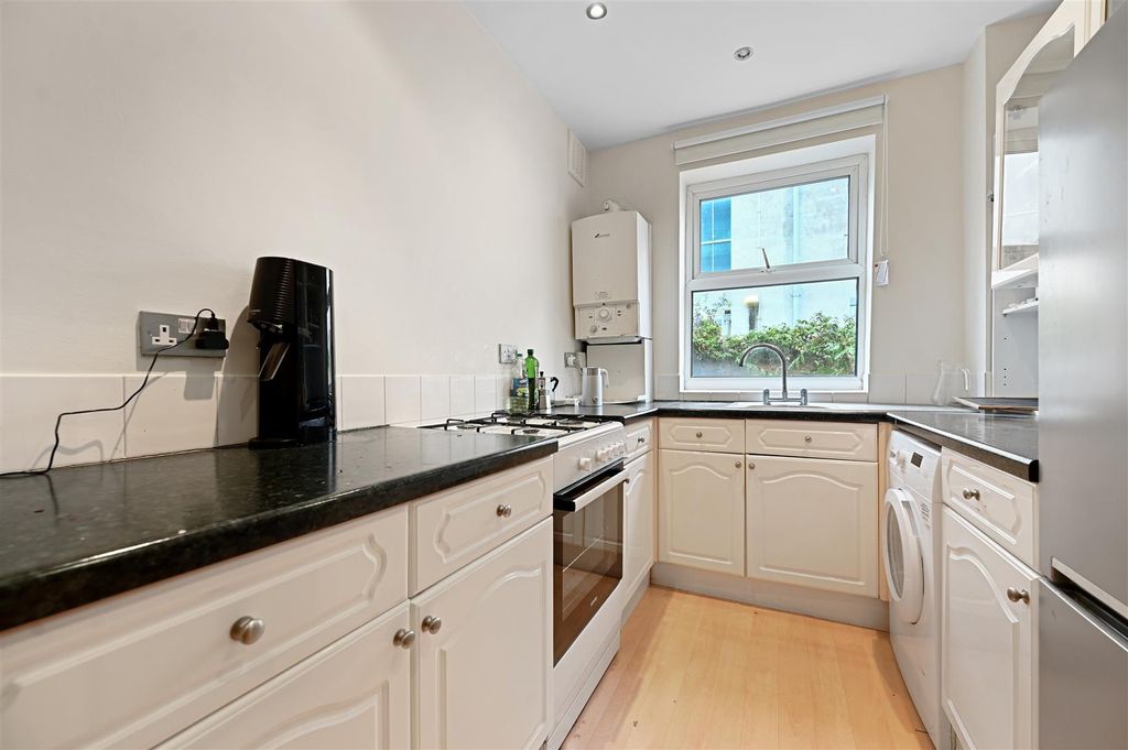 Property photo 2 of 5 Overstone Road