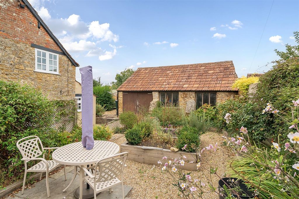 Property photo 2 of 15 Garden And Barn