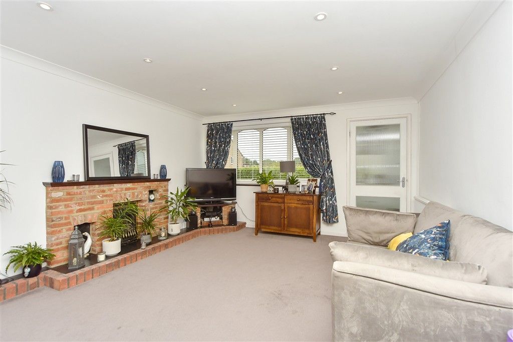 Property photo 3 of 10 Lounge