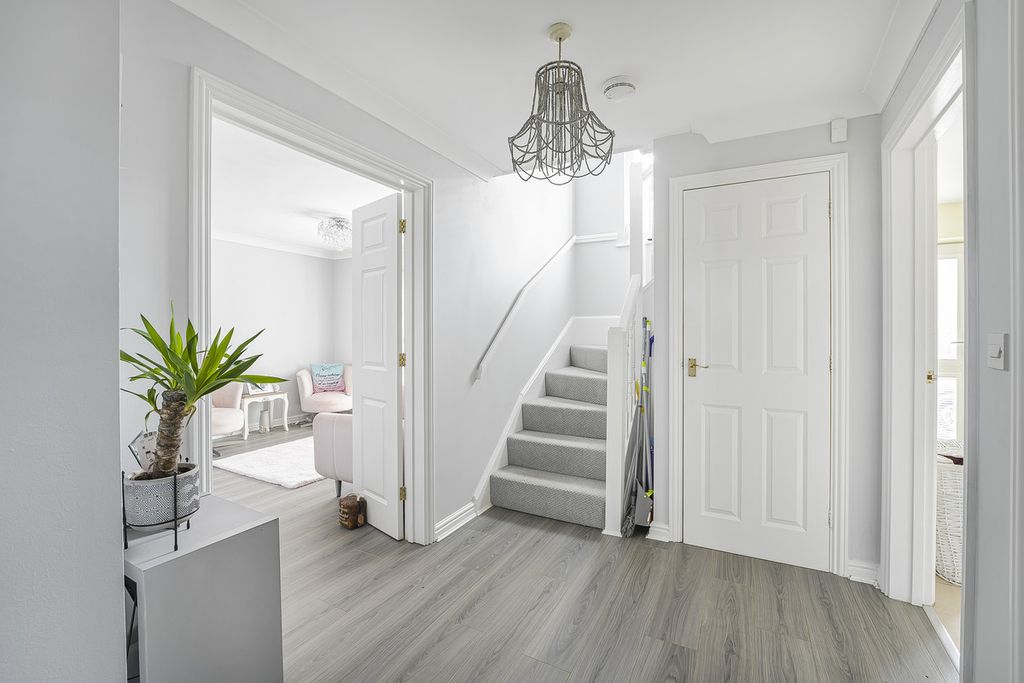 Property photo 2 of 28