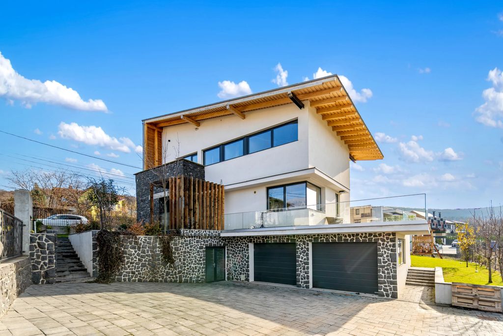 Property photo 2 of 21