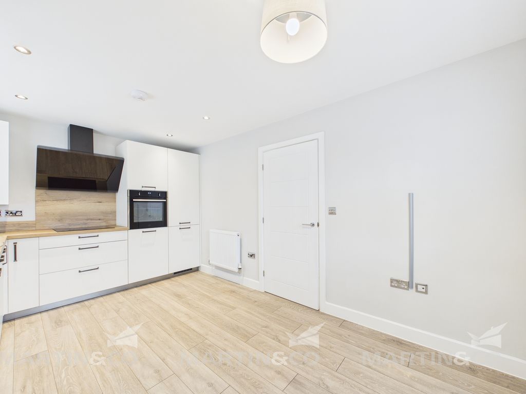 Property photo 3 of 13 Cam02406G0-Pr0571-Still003