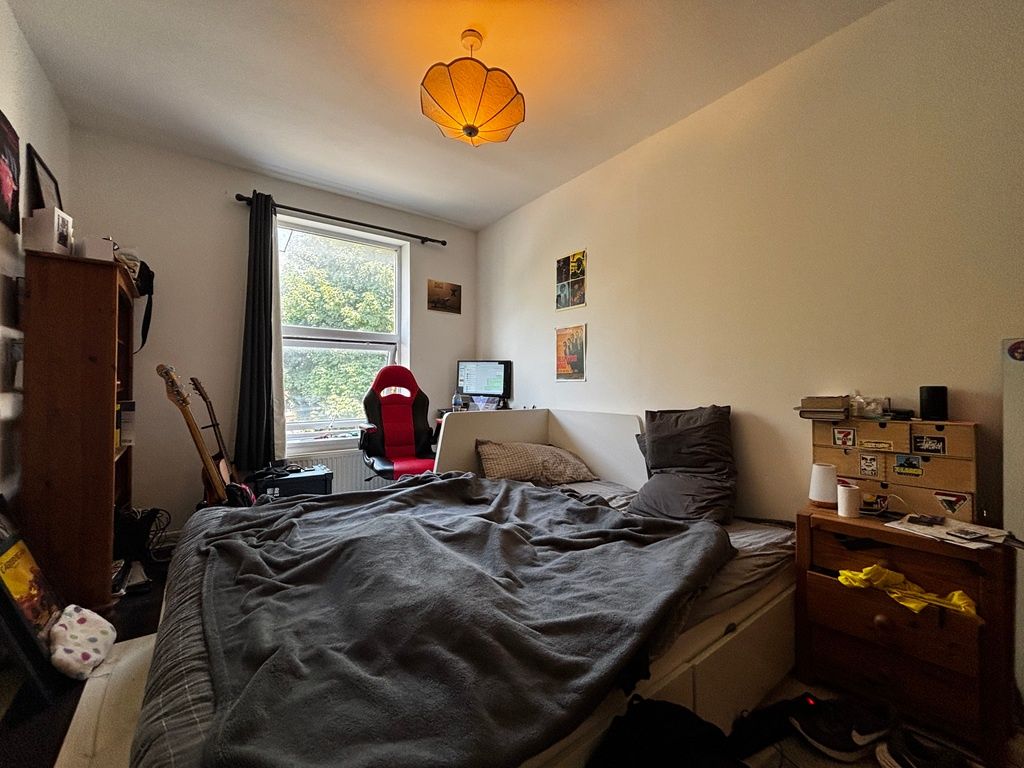 Property photo 2 of 6 Bright Double Bedroom With Great Natural Light...