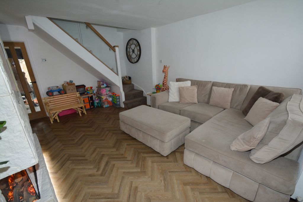 Property photo 2 of 9 Lounge