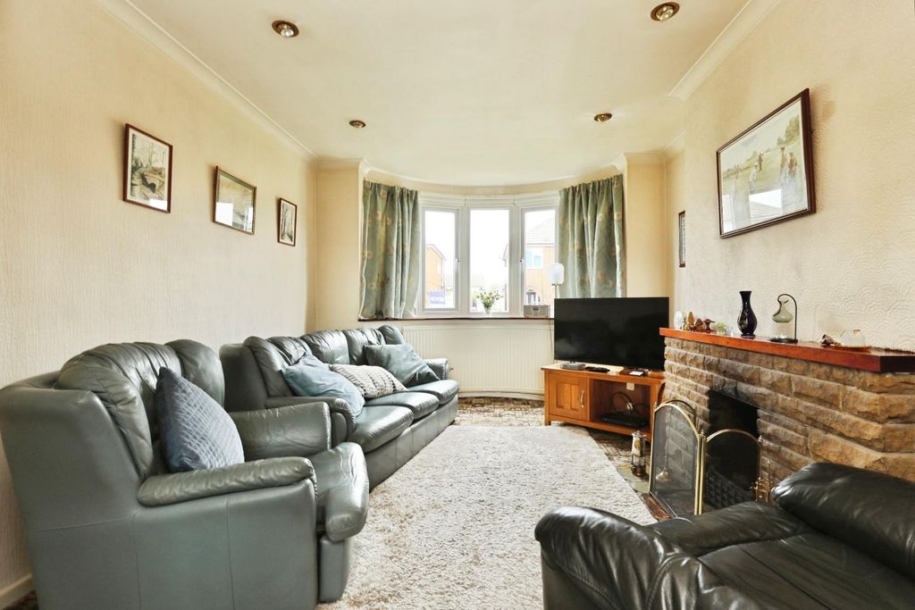 Property photo 2 of 15 Lounge