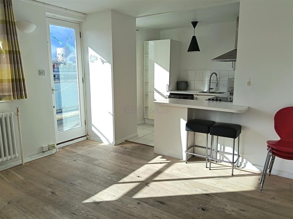 Property photo 3 of 15 Lounge/Kitchen