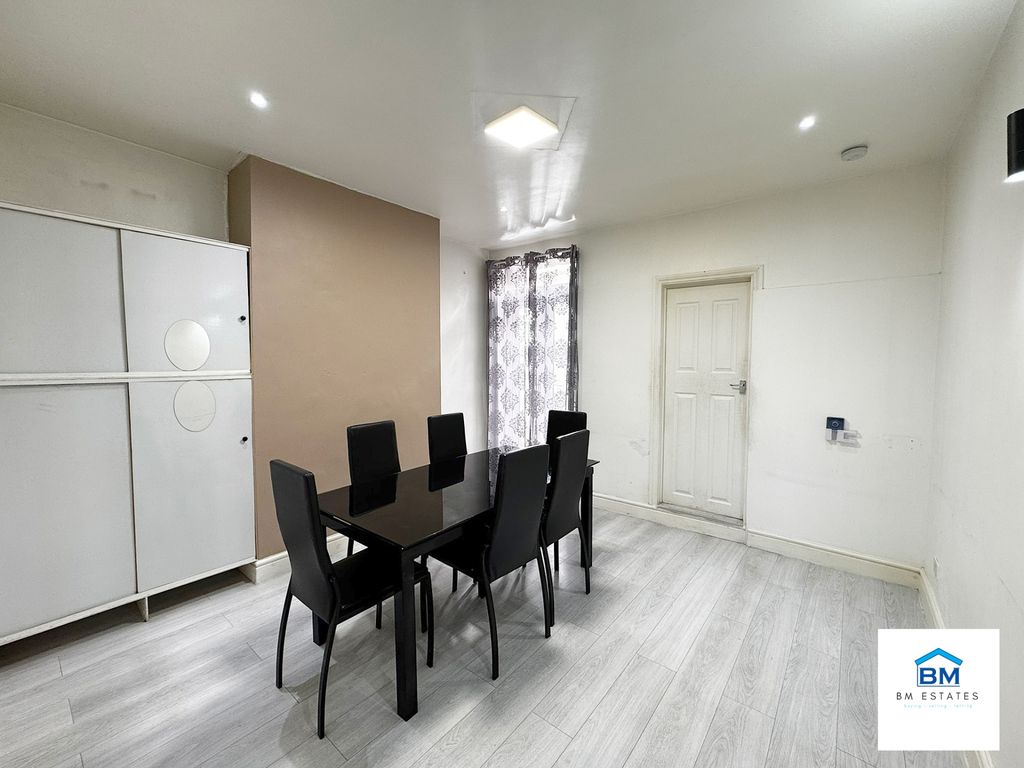 Property photo 3 of 8 Photo 8