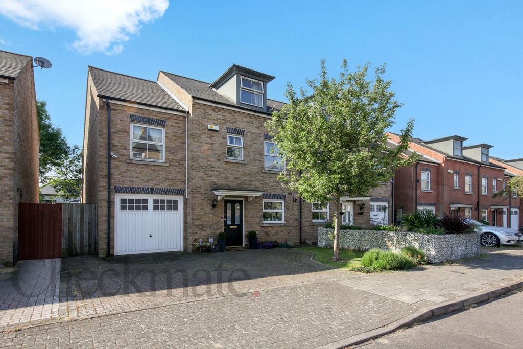 Property photo 1 of 15 Modern, Extended 5 Bedroom Semi Detached House