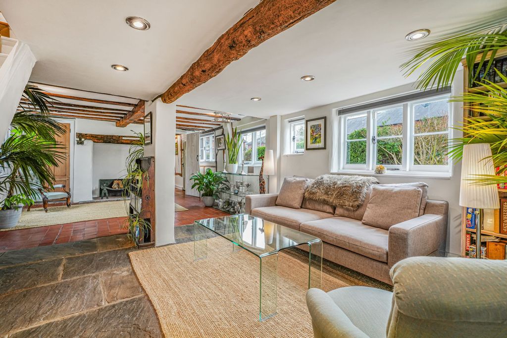 Property photo 2 of 34 Lounge