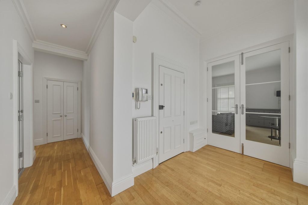 Property photo 2 of 11 Hallway