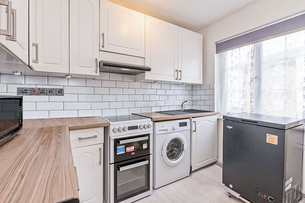 Property photo 3 of 12 Kitchen