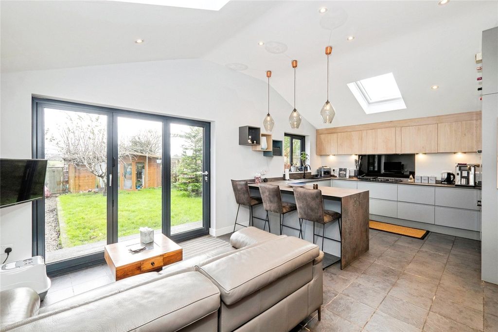 Property photo 2 of 19 Picture No. 17