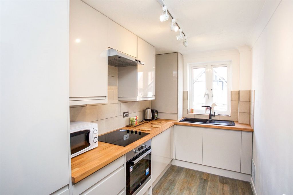 Property photo 2 of 11 Kitchen