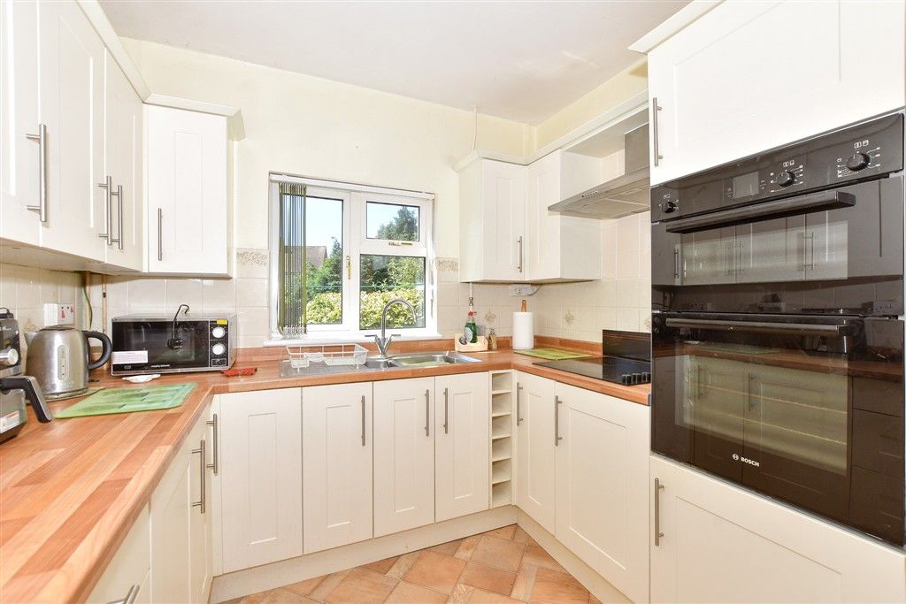 Property photo 2 of 10 Kitchen