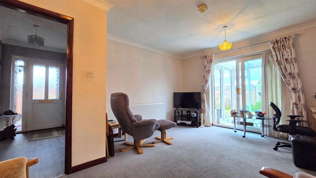Property photo 2 of 13 Lounge