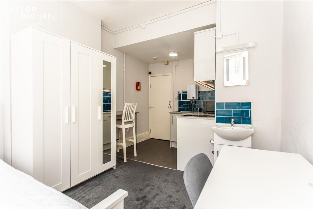 Property photo 2 of 12 Room