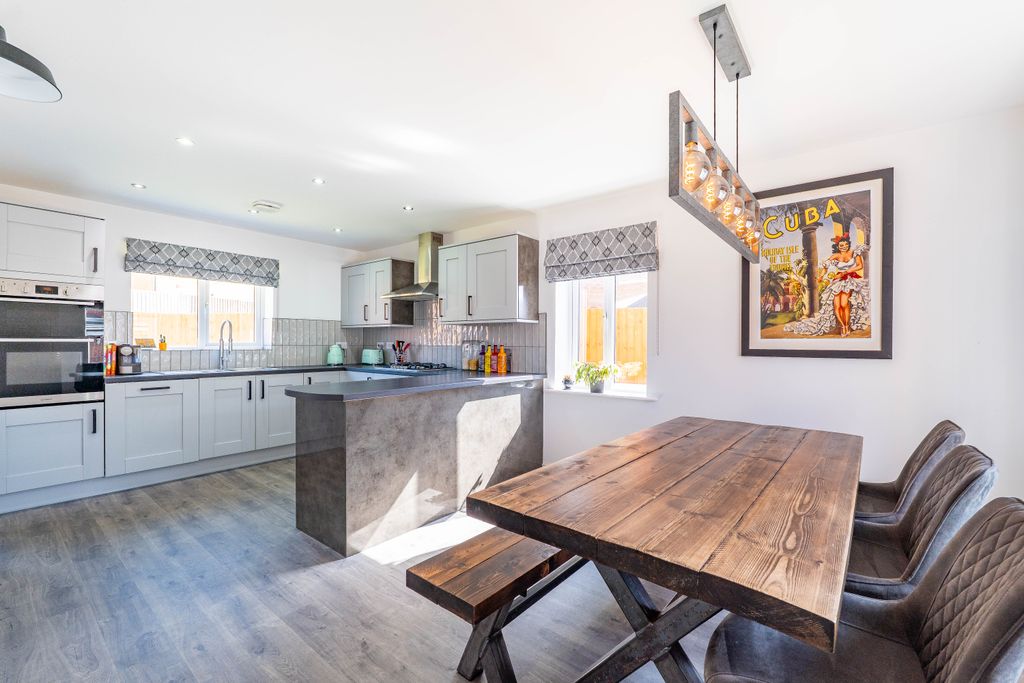 Property photo 2 of 15 Dining Kitchen