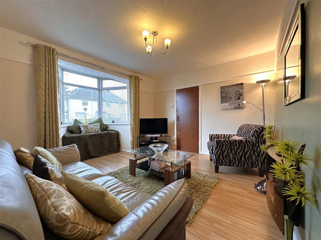 Property photo 2 of 14 Bay-Fronted Lounge 532