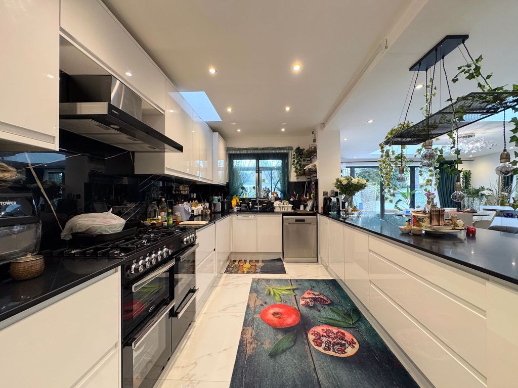 Property photo 3 of 28 Kitchen