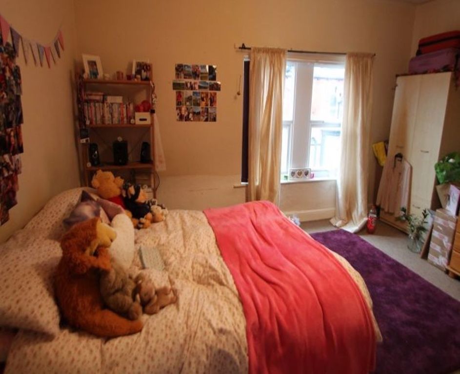 Property photo 2 of 19 A Bright And Welcoming Double Bedroom Featuring A ...