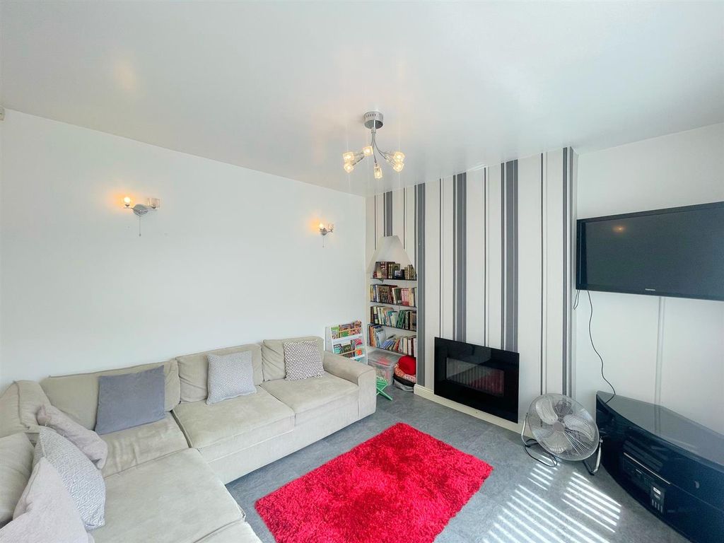 Property photo 3 of 13 Lounge