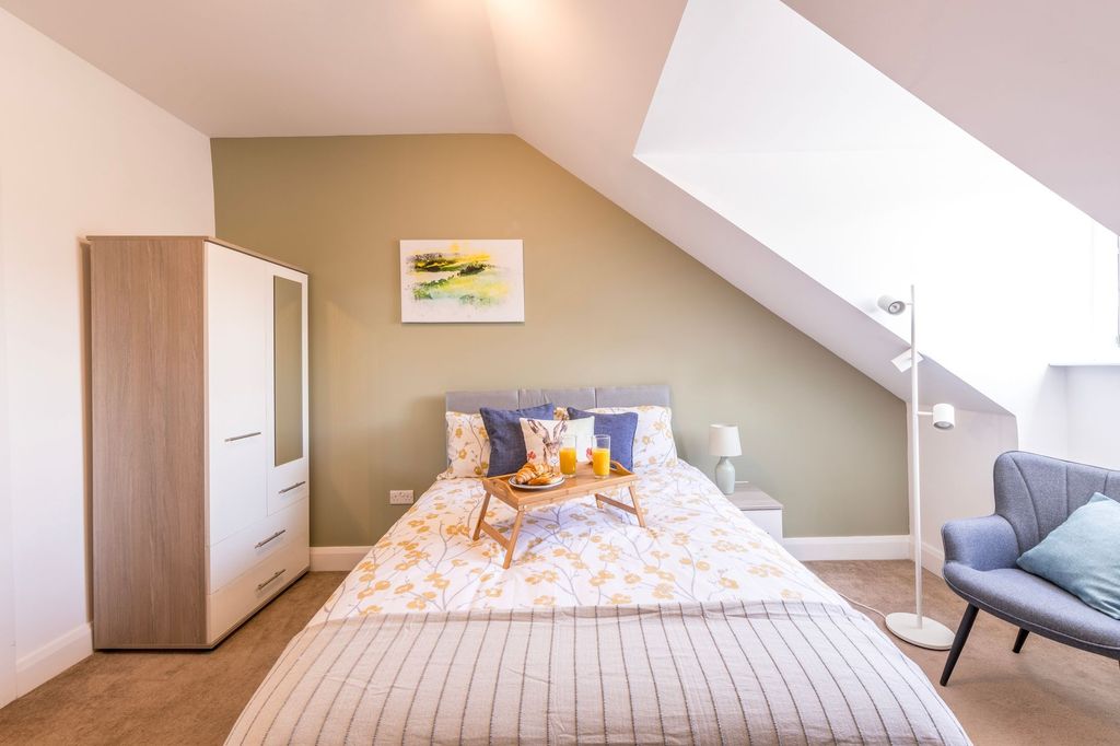 Property photo 1 of 19 Bright, Neatly Styled Double Bedroom With A Comfor...