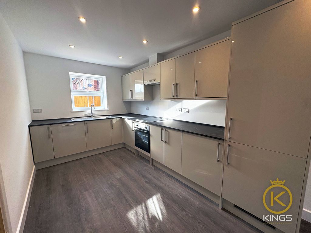 Property photo 3 of 15 2 Carpenter Close (12)
