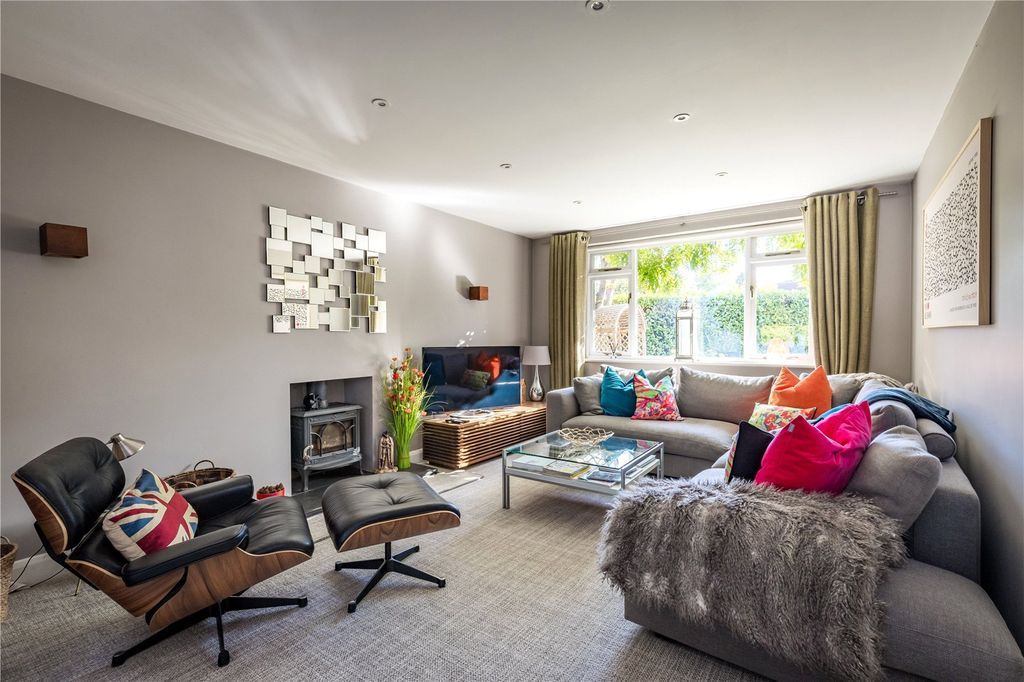 Property photo 2 of 32 House. Partnership