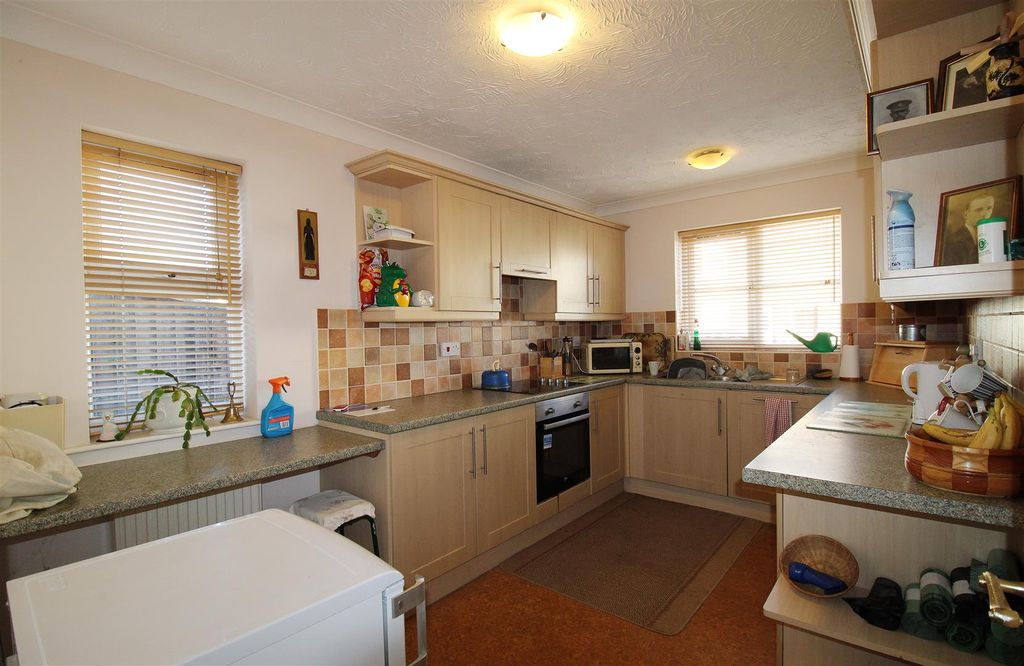 Property photo 2 of 11 Kitchen