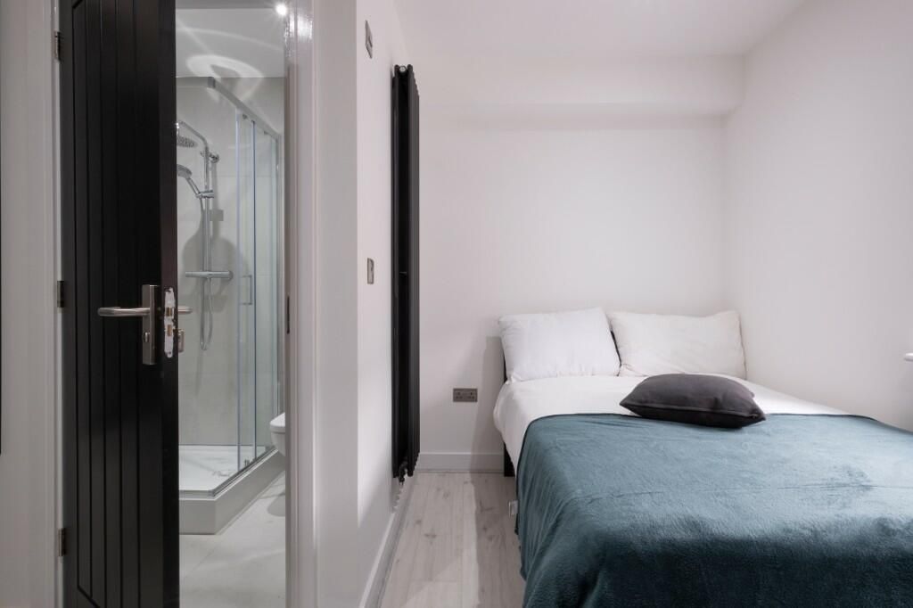 Property photo 1 of 11 A Bright And Tidy Bedroom Featuring A Double Bed W...