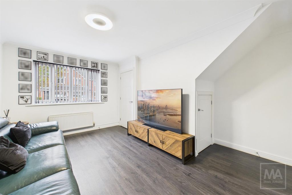 Property photo 3 of 17 Lounge