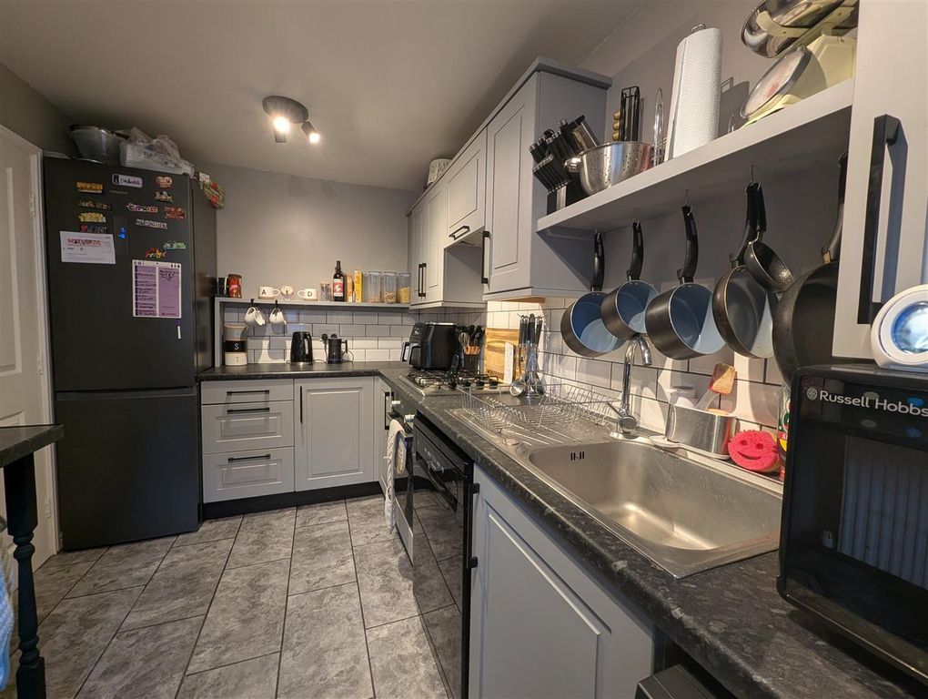 Property photo 2 of 11 Kitchen