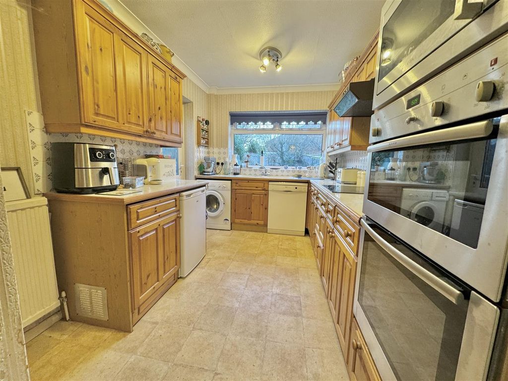 Property photo 2 of 12 Kitchen