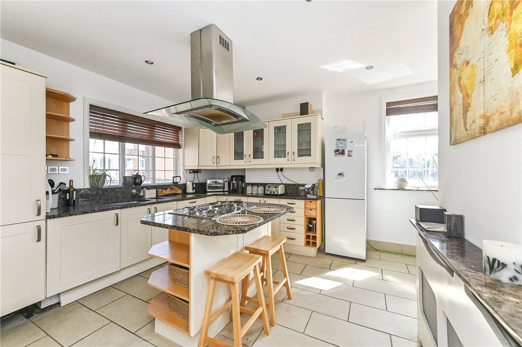 Property photo 3 of 11 Kitchen