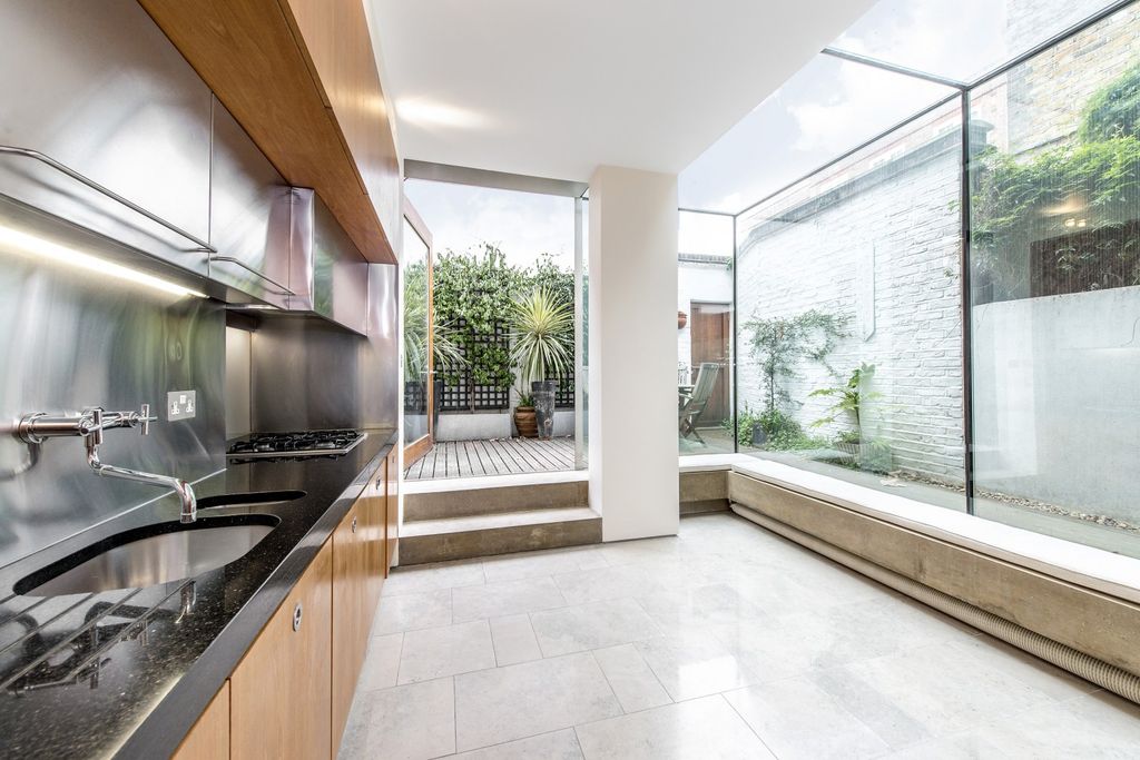 Property photo 3 of 11 Kitchen